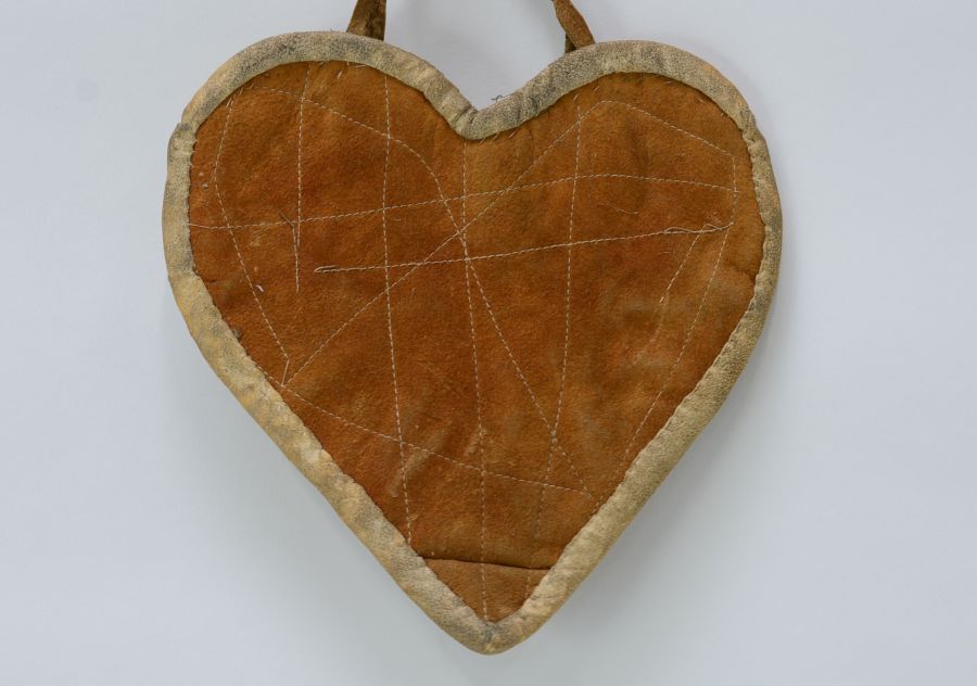Plateau Beaded Heart Bag with Roses