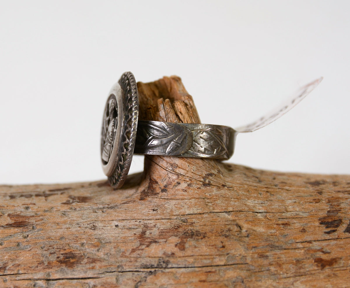 Silver Ring Circle with Design Inside Size 8
