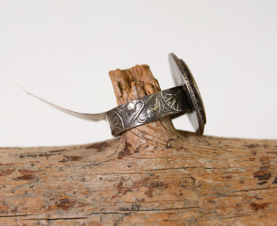 Silver Ring Circle with Design Inside Size 8