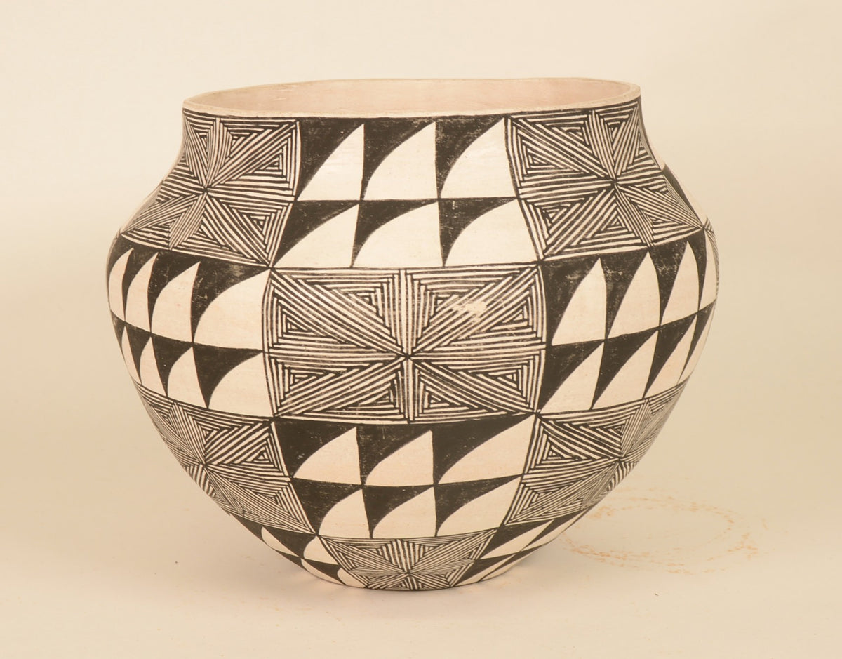 Acoma Pueblo Pottery By Ruby Shroulate