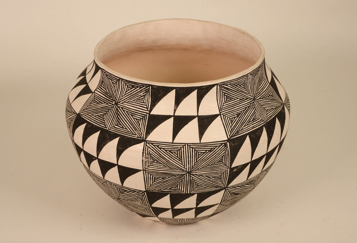 Acoma Pueblo Pottery By Ruby Shroulate