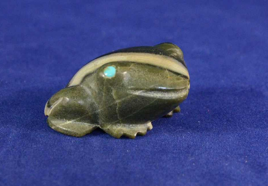 Zuni Fetish Carving: R. Davis Serpentine Frog