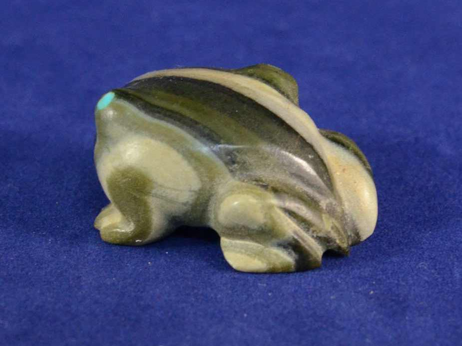 Zuni Fetish Carving: R. Davis Serpentine Frog