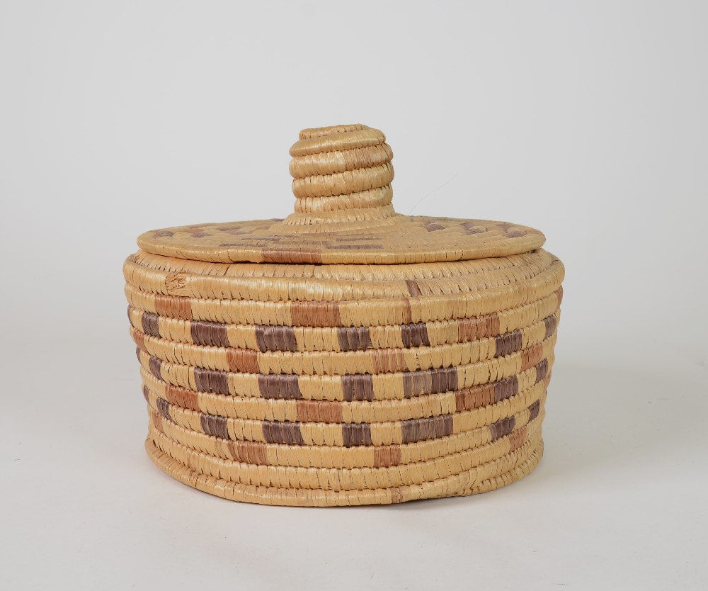 Eskimo Basket with lid and nob