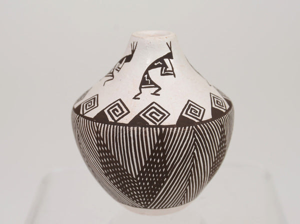 Fine R. Lucario Acoma Seed Pot Pottery with Kokopelli