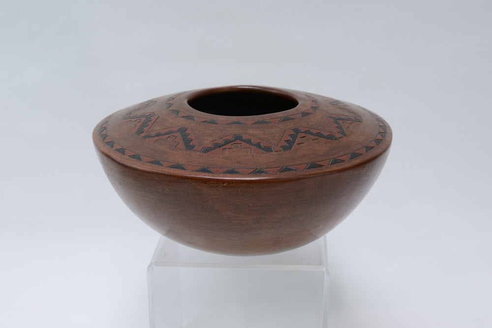 Navajo Pottery Jar By Lorraine Williams