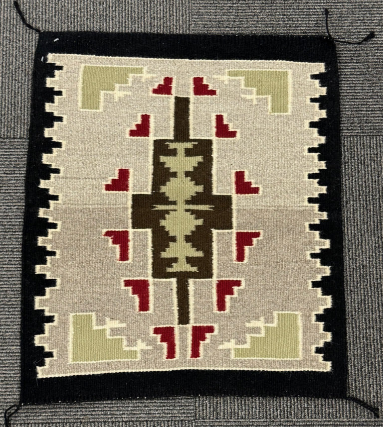 Fine Navajo Klagatoh Rug
